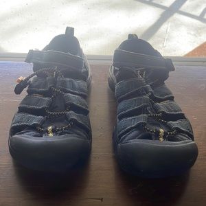 Slightly used, good condition kids shoe, can go in water